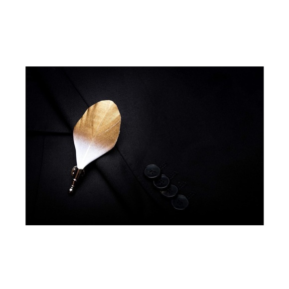 Men’s Handmade Metallic Gold Feather Pre Tied Bow Tie and Matching Lapel Pin Set - Picture 3 of 3
